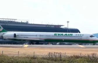 仙台空港 ユニー航空(立栄航空) マクドネル・ダグラスMD-90-30の離陸