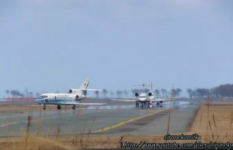 仙台空港から離陸する3機の航空機