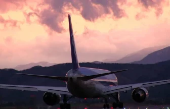 夕焼けが美しい仙台空港から離陸するANA全日本空輸ボーイング767-300