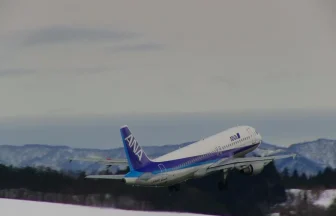 秋田空港から離陸するANA 全日本空輸 エアバスA320-200