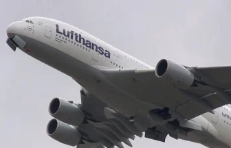 成田国際空港から離陸するルフトハンザドイツ航空 エアバスA380-841