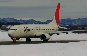 秋田空港から離陸するJAL 日本航空のボーイング737-800 JA331J