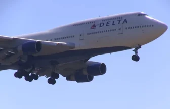 成田国際空港に着陸するデルタ航空ボーイング747-400