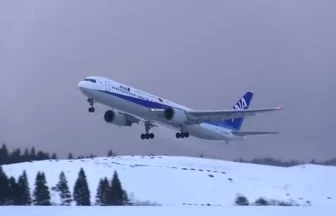 秋田空港 雪煙を舞い上げながら離陸するANA全日本空輸の旅客機 ボーイング767-300